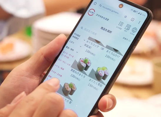 スマートフォンでモバイルオーダーをする手元