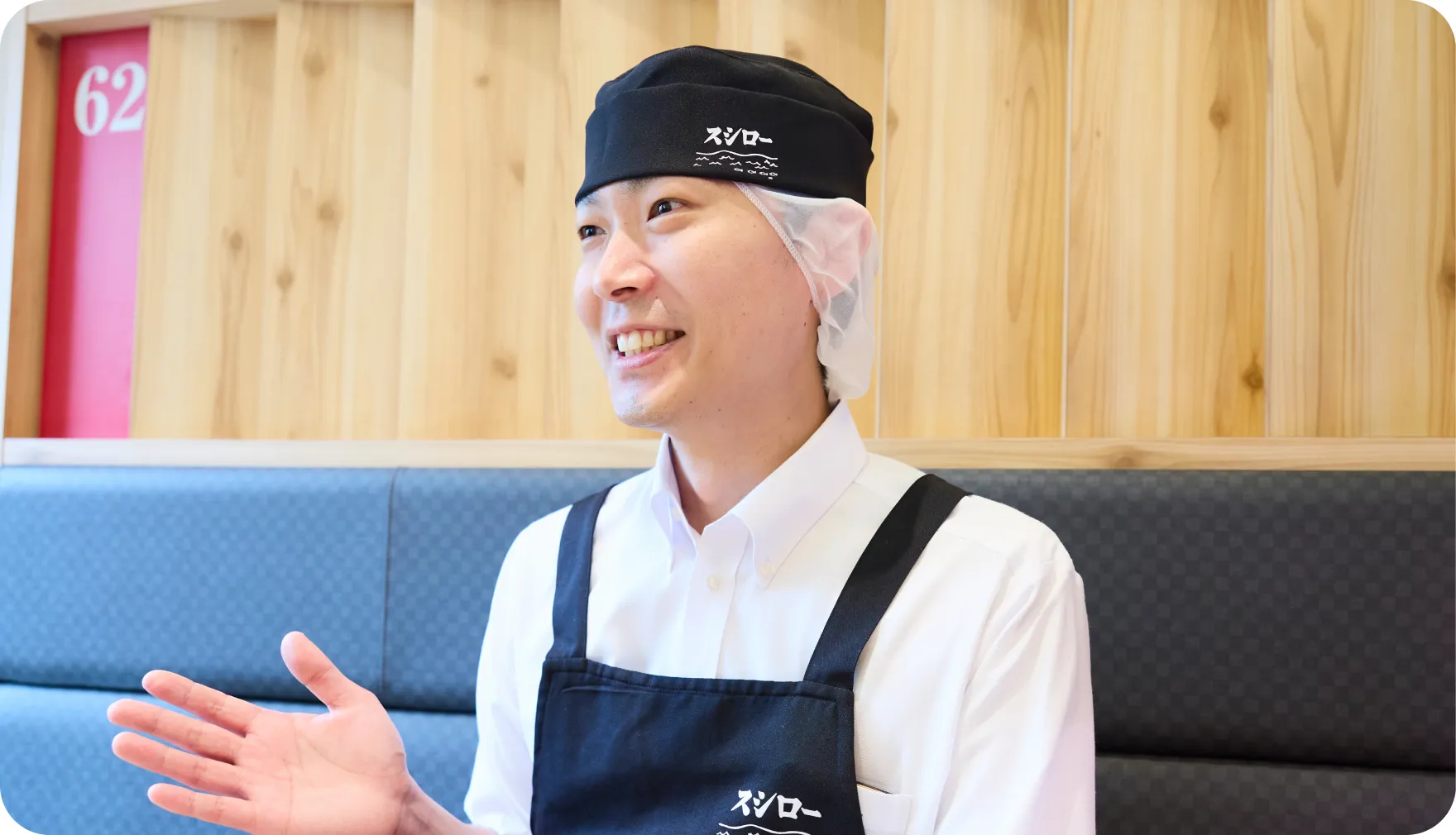 手ぶりを交えて笑顔で話す佐藤圭介
